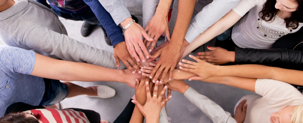 Persone che collaborano in team