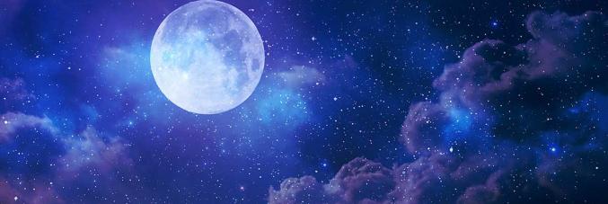 luna nel cielo con nubi 