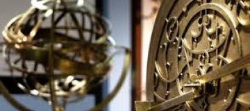 sfera armillare e orologio d'epoca