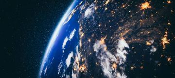 spazio con terra e stelle