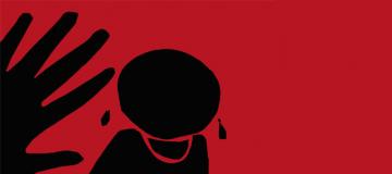 mano minaccia persona su sfodo rosso